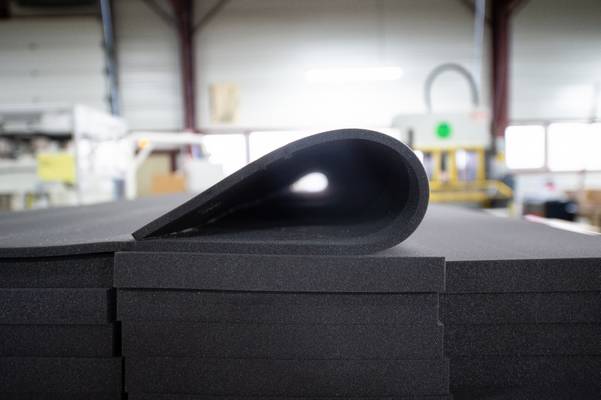 Découpe de plaque en mousse